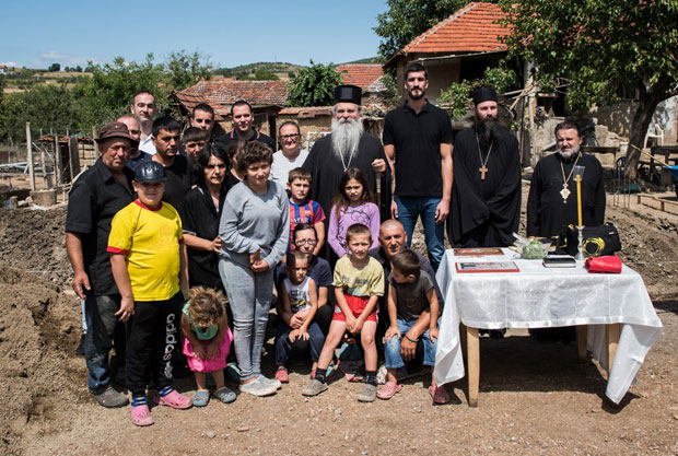 ДОМАЋИНСТВО НАЈБРОЈНИЈЕ СРПСКЕ ПОРОДИЦЕ НА КиМ: Слога зида кућу за 24 Савића
